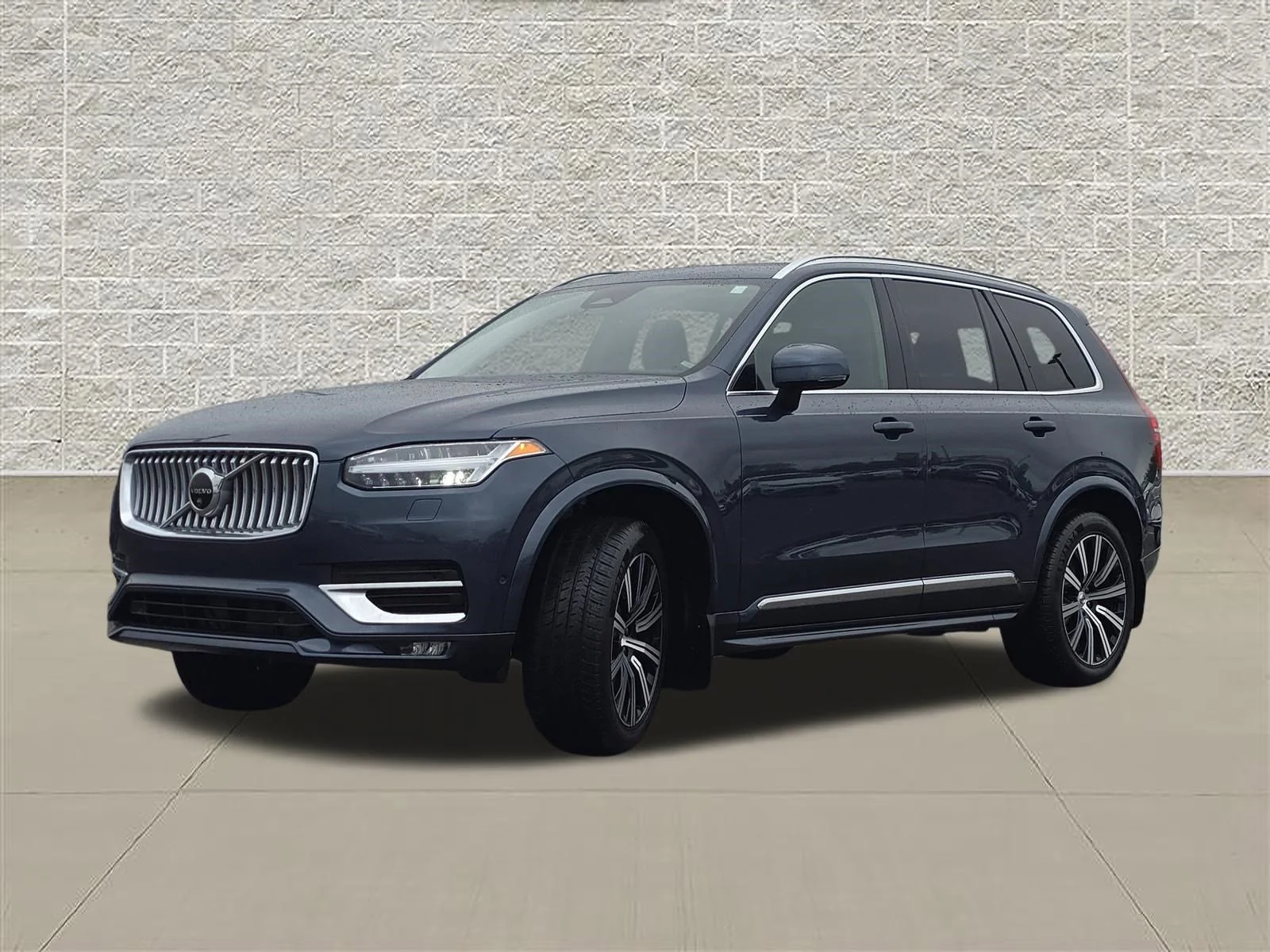 Used 2023 Denim Blue Metallic Volvo Plus image 3