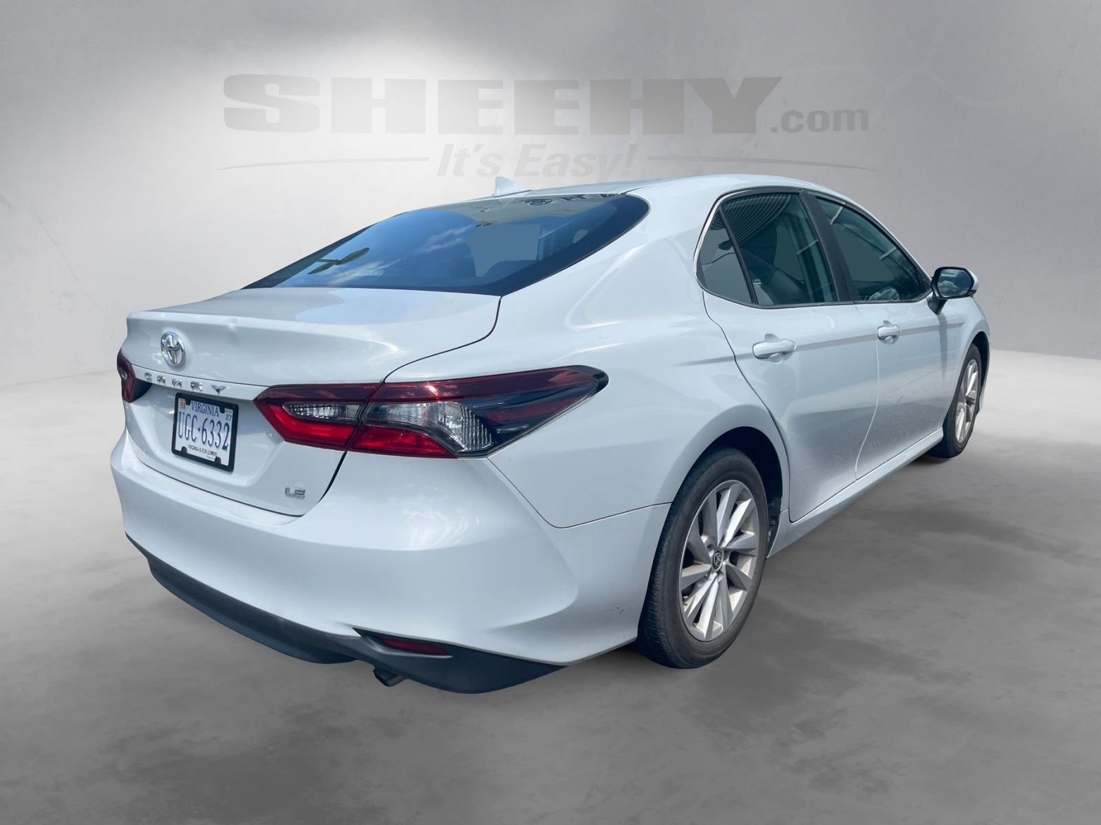 Used 2022 White Toyota LE image 10
