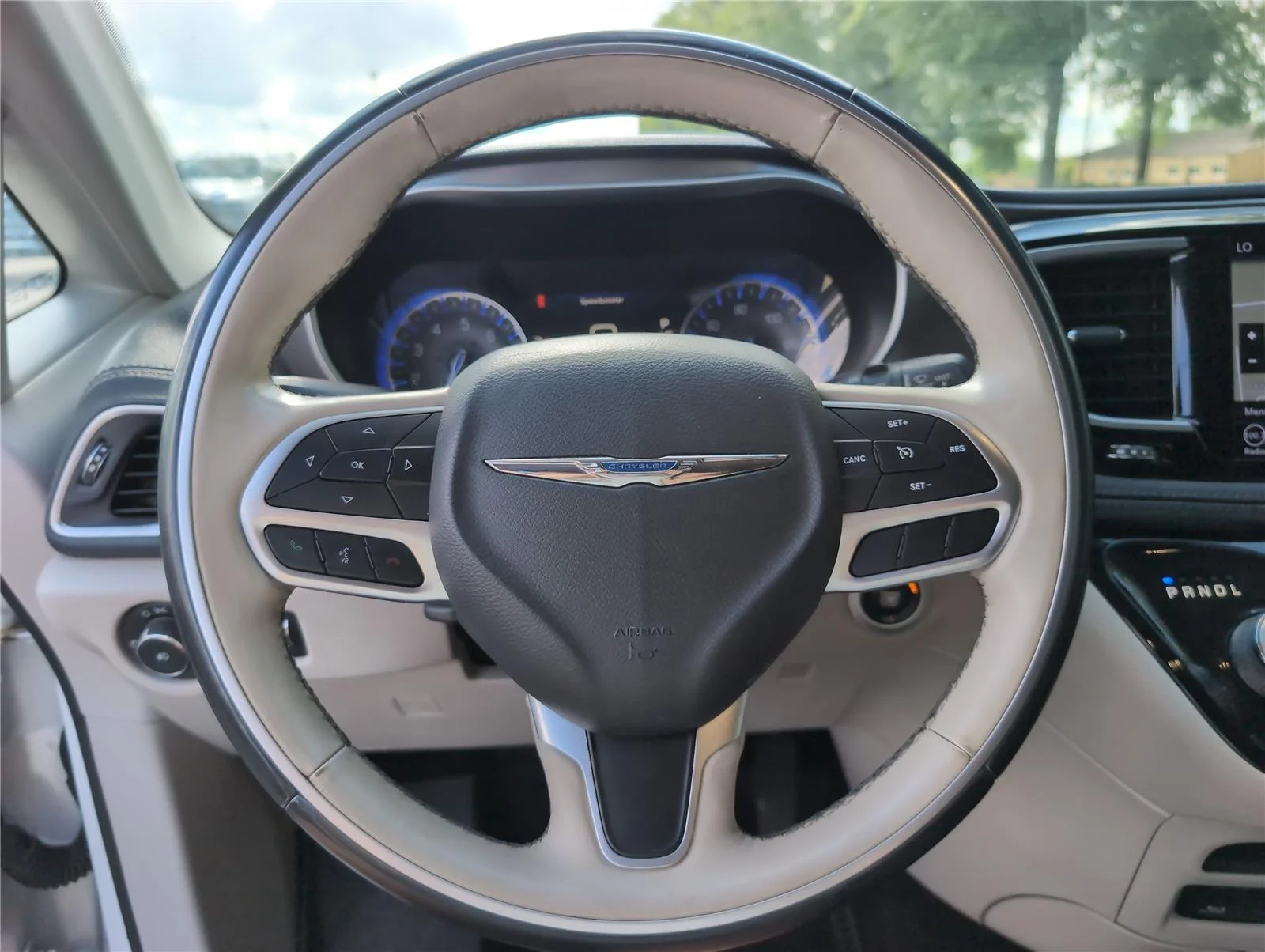 Used 2018 Bright White Clearcoat Chrysler Limited image 28