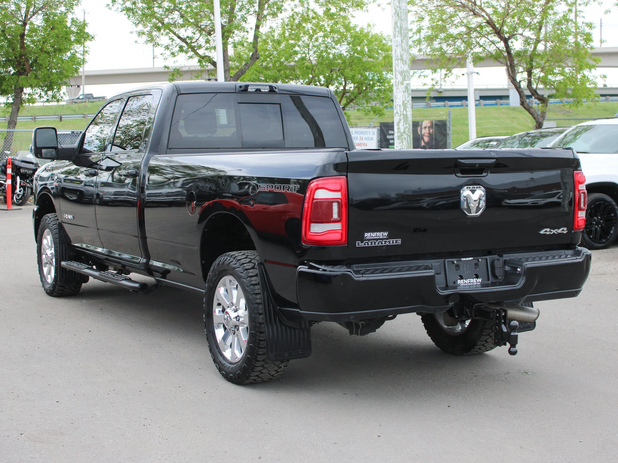 Certified Used 2023 Black RAM Laramie * One Owner | 5th Wheel & Gooseneck | Rear Air Suspension | Diesel | Apple CarPlay | Sunroof image 14