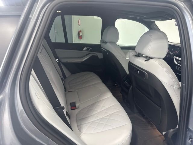 Used 2024 Gray BMW xDrive40i image 27