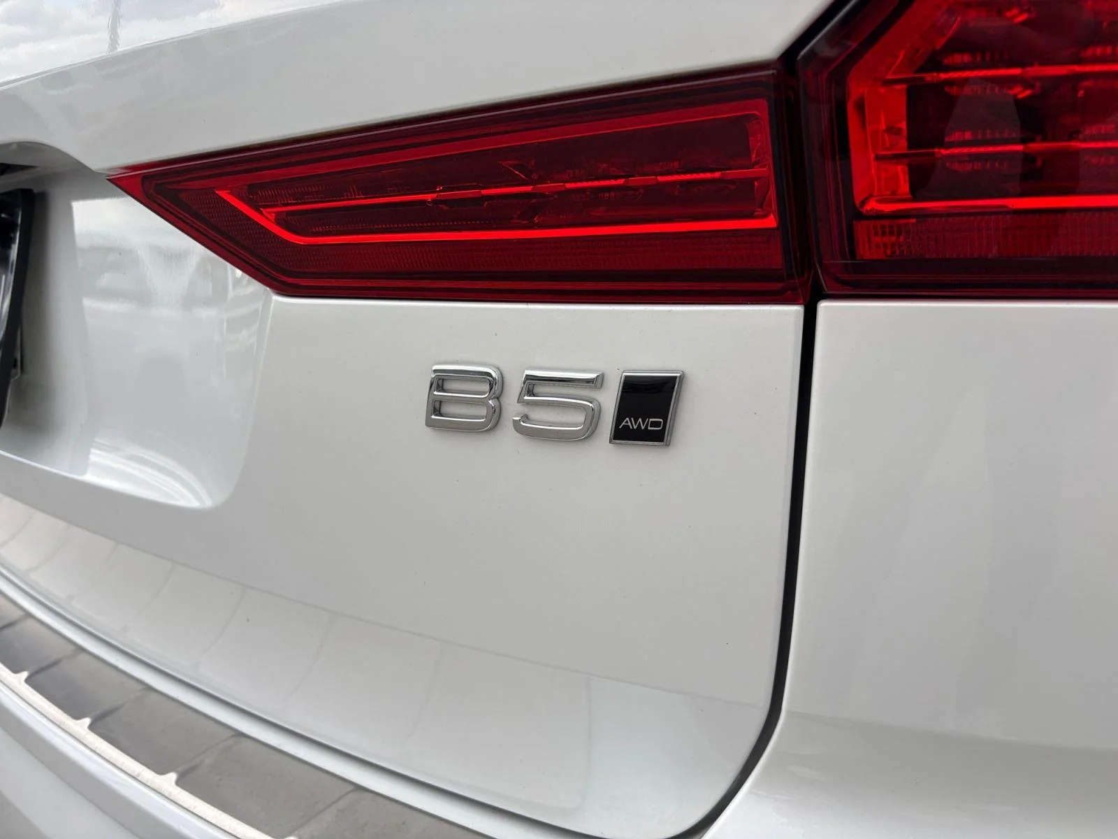 Used 2024 Crystal White Metallic Volvo Plus Dark Theme image 57