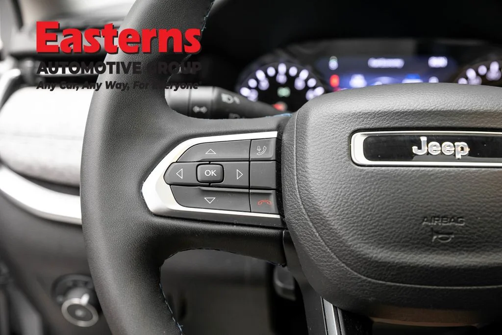 Used 2022 Silver Jeep Latitude image 15