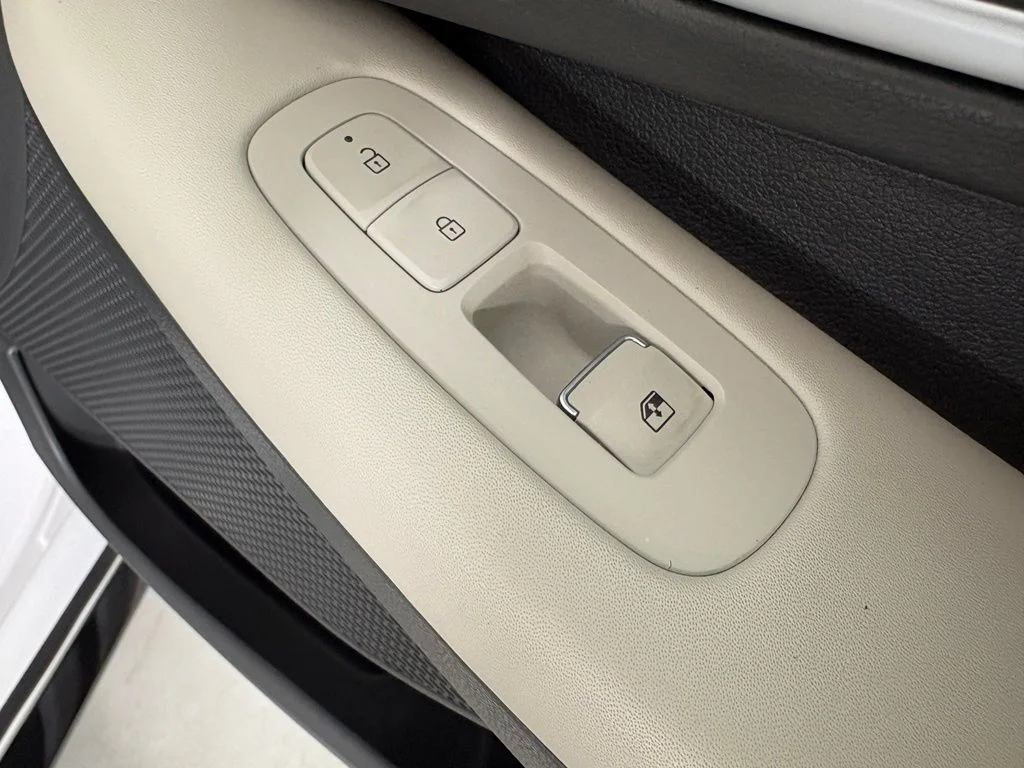 Used 2025 White Hyundai SEL image 13