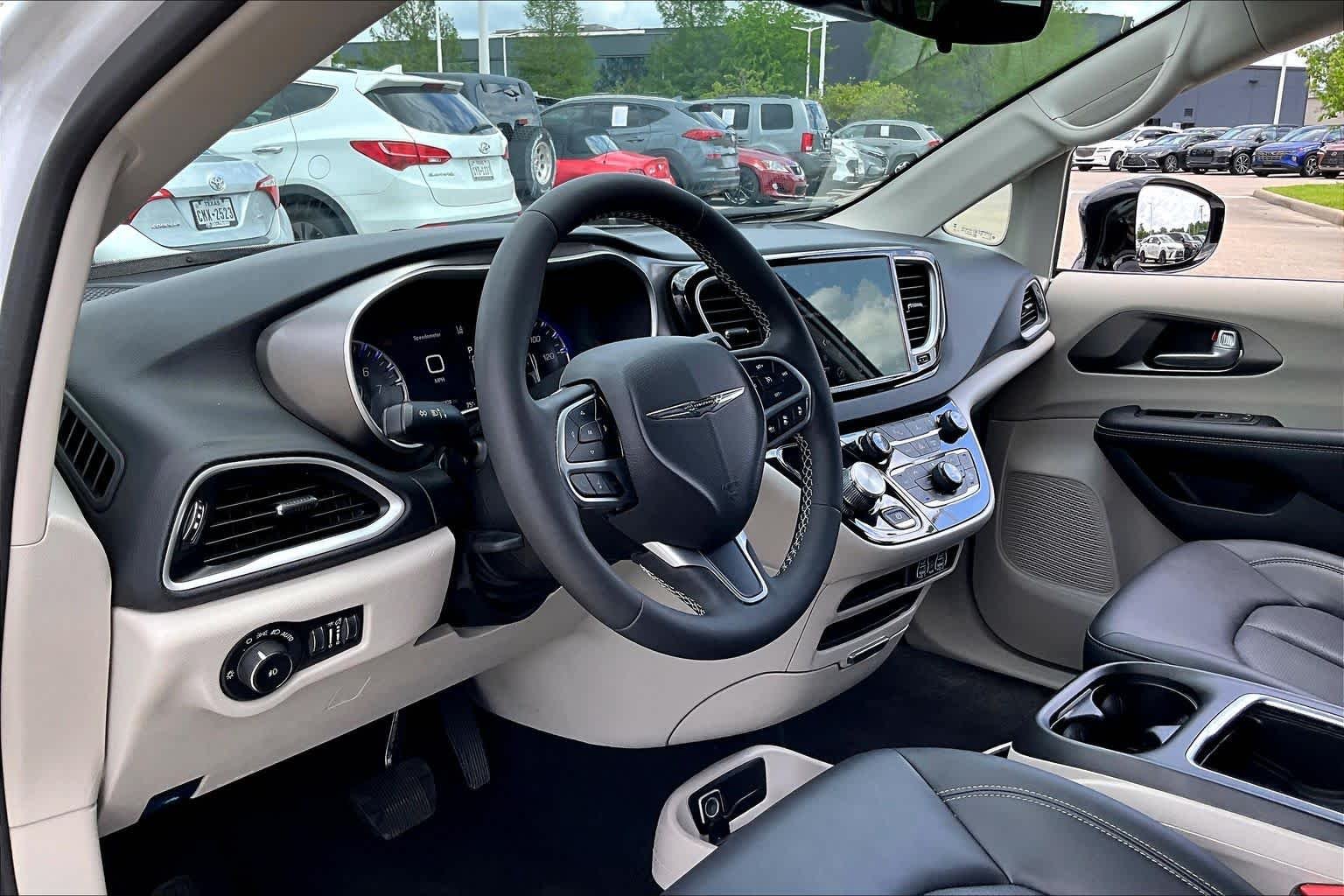 Used 2024 Bright White Clearcoat Chrysler Touring L image 15
