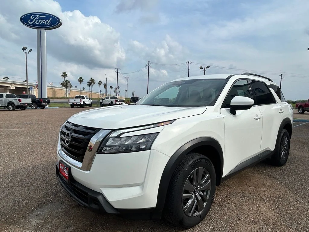Used 2025 White Nissan SV image 3