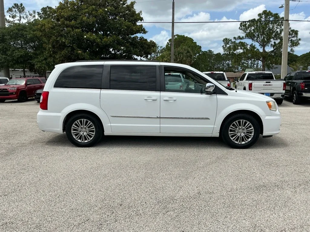 Used 2014 White Chrysler Touring-L image 17