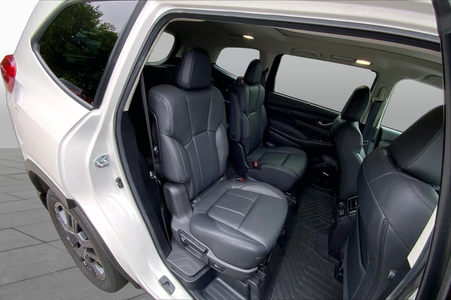 Used 2025 Crystal White Pearl Subaru Onyx Edition Touring image 19