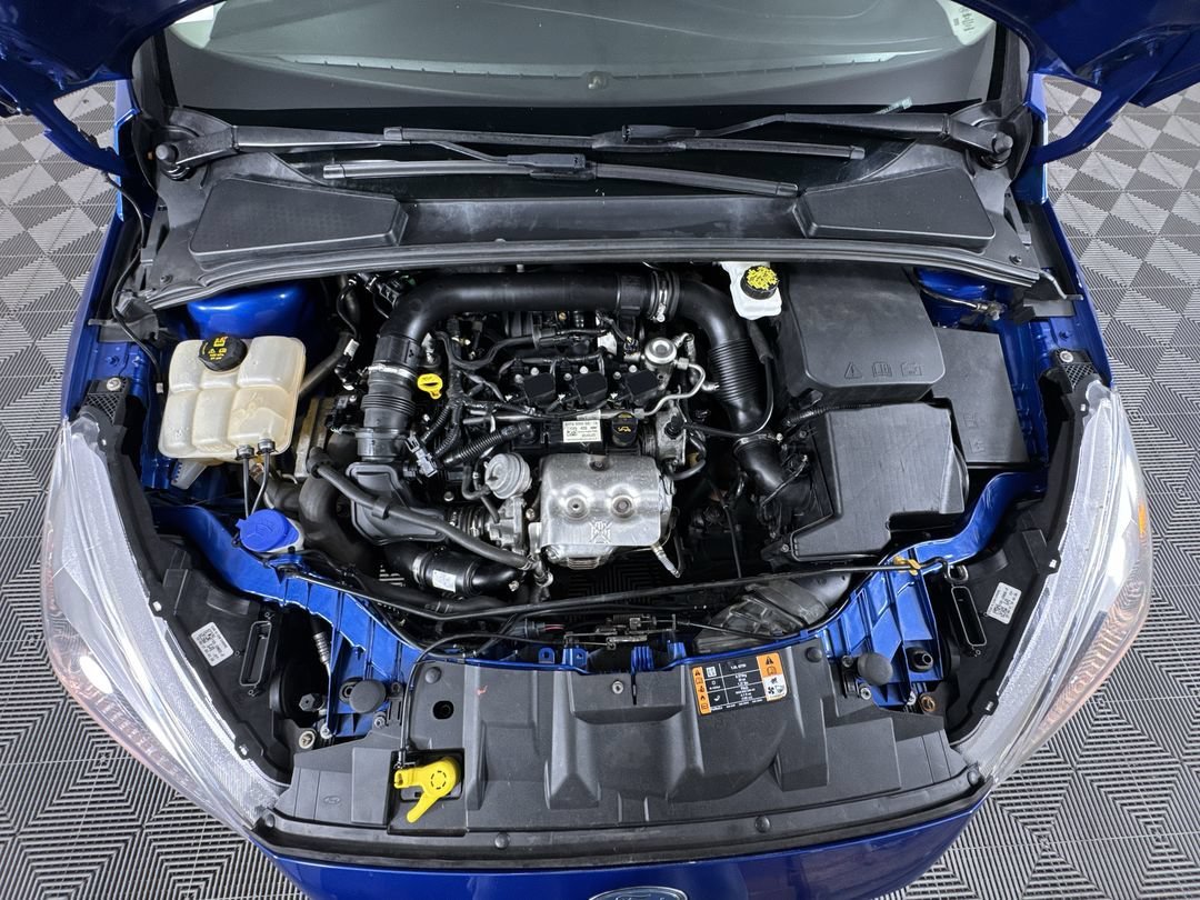 Used 2018 Blue Ford SE image 26