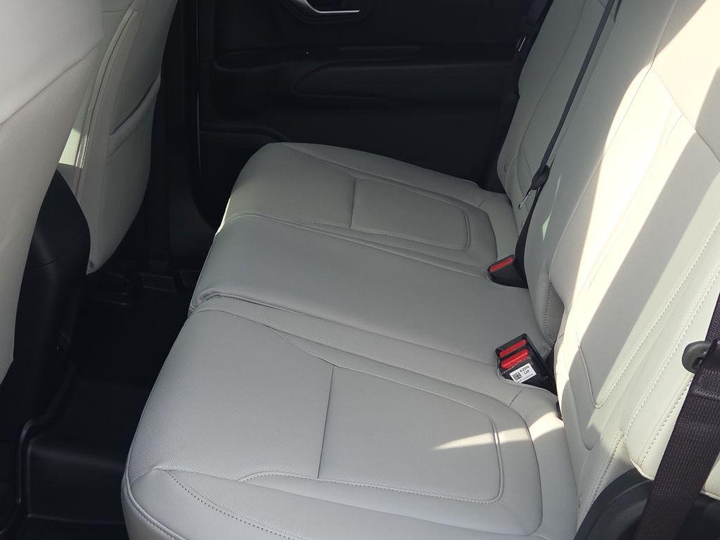 New 2026 White Hyundai SEL FWD image 15