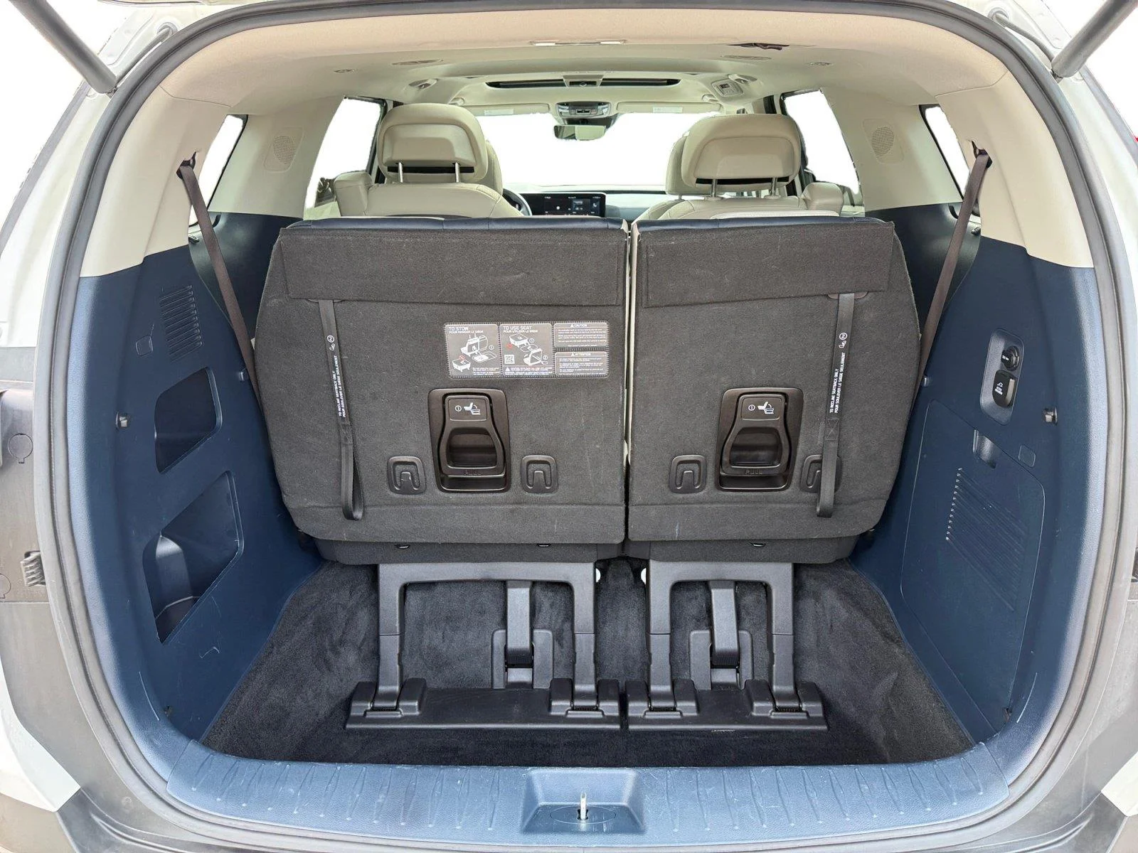 Used 2025 Snow White Pearl Kia SX Prestige image 25