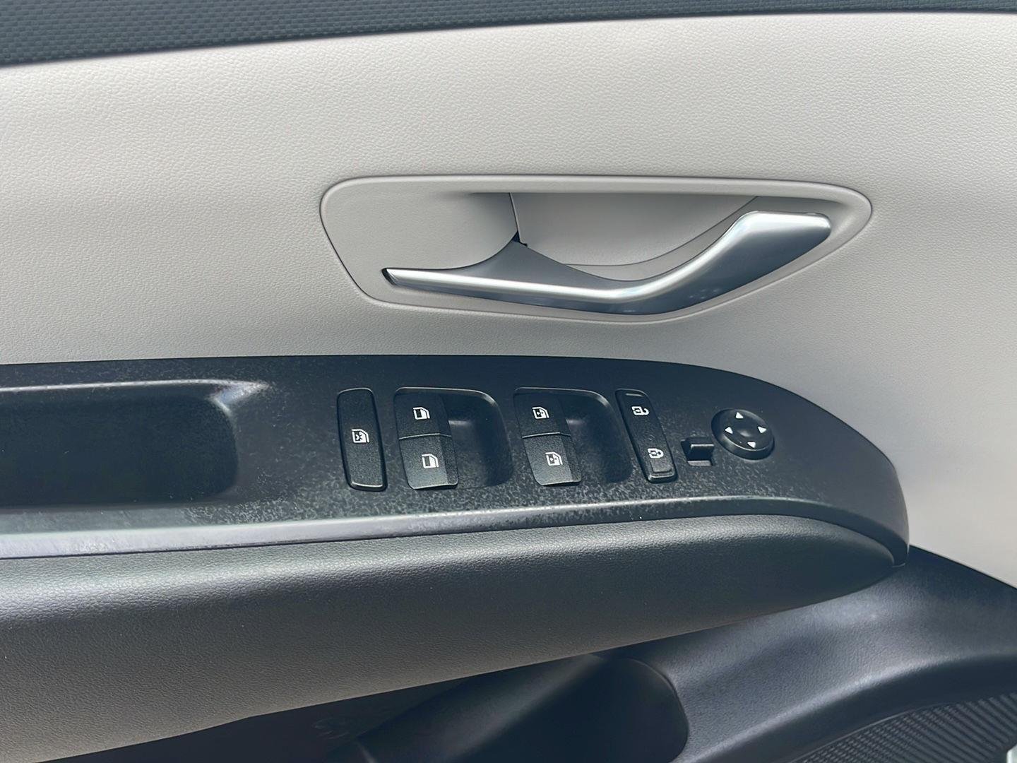 Used 2023 Amazon Gray Hyundai SEL image 19