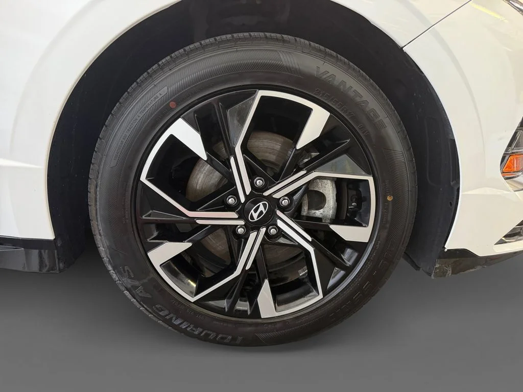 Used 2025 White Hyundai SEL image 9