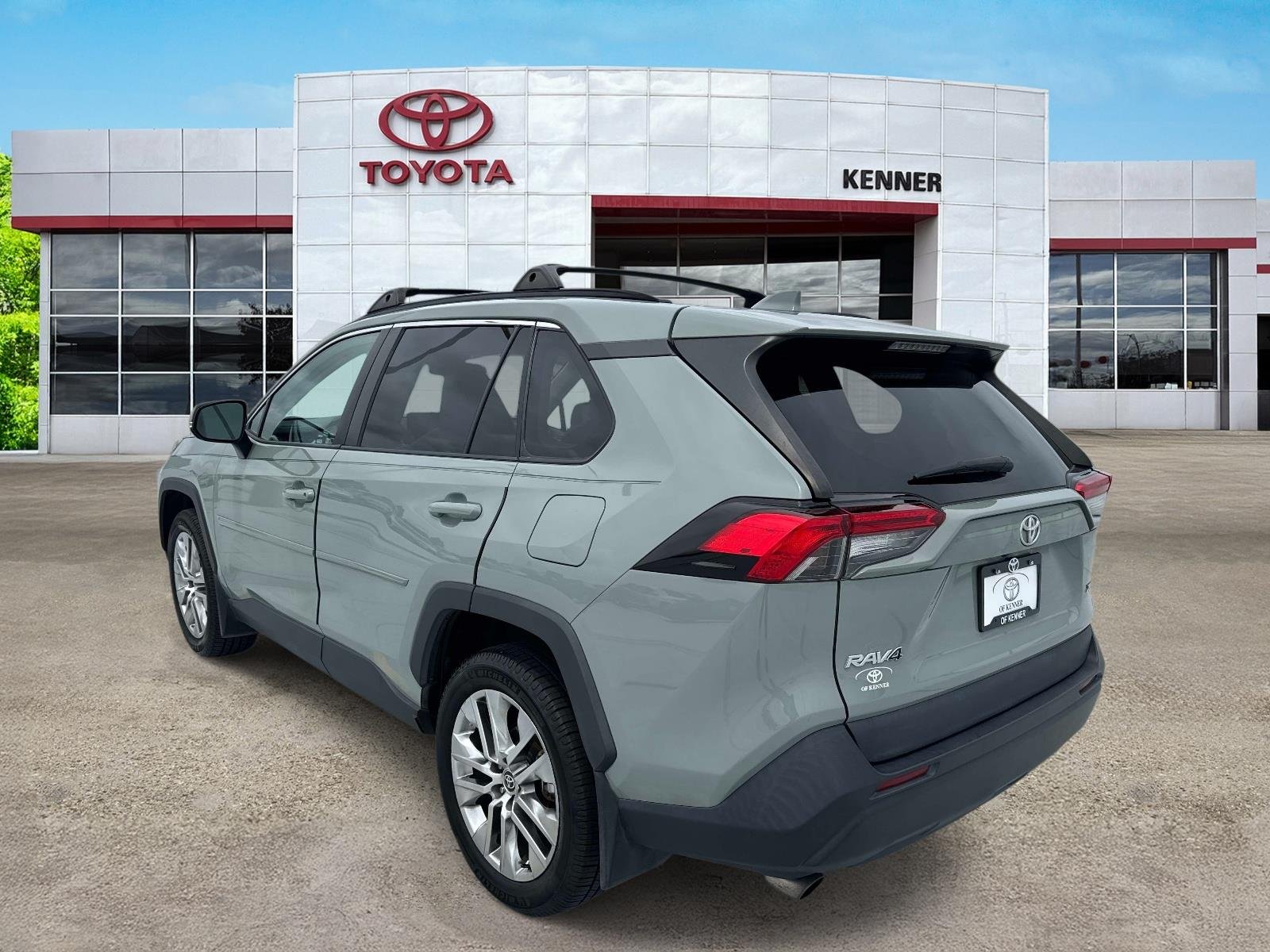 Used 2021 Lunar Rock Toyota XLE Premium image 4