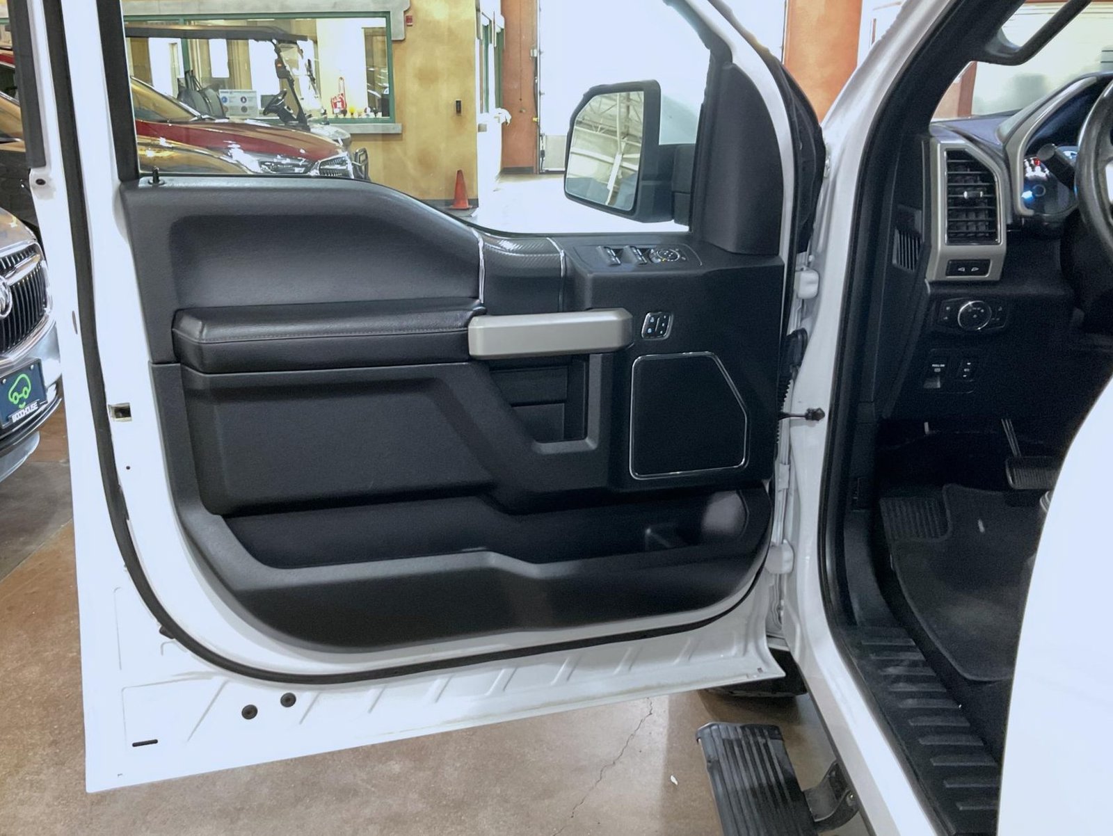 Used 2018 White Ford Lariat image 9