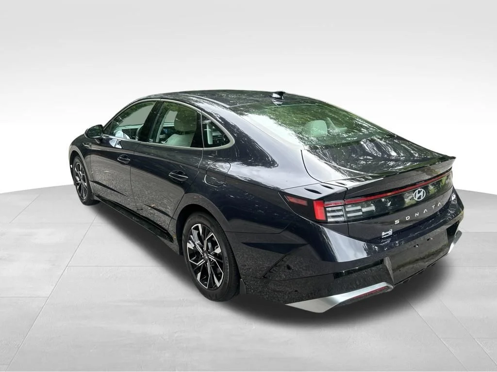 Used 2025 Blue Hyundai SEL image 3