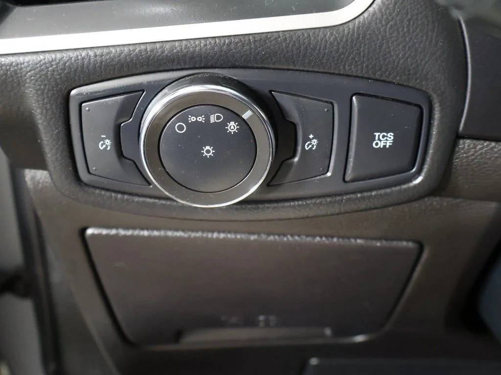 Used 2022 Silver Ford SE image 31