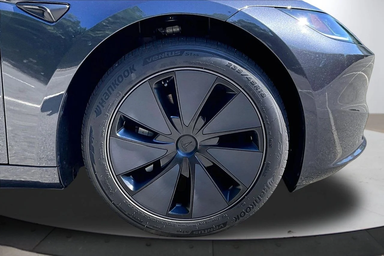 Used 2025  Tesla Long Range image 33