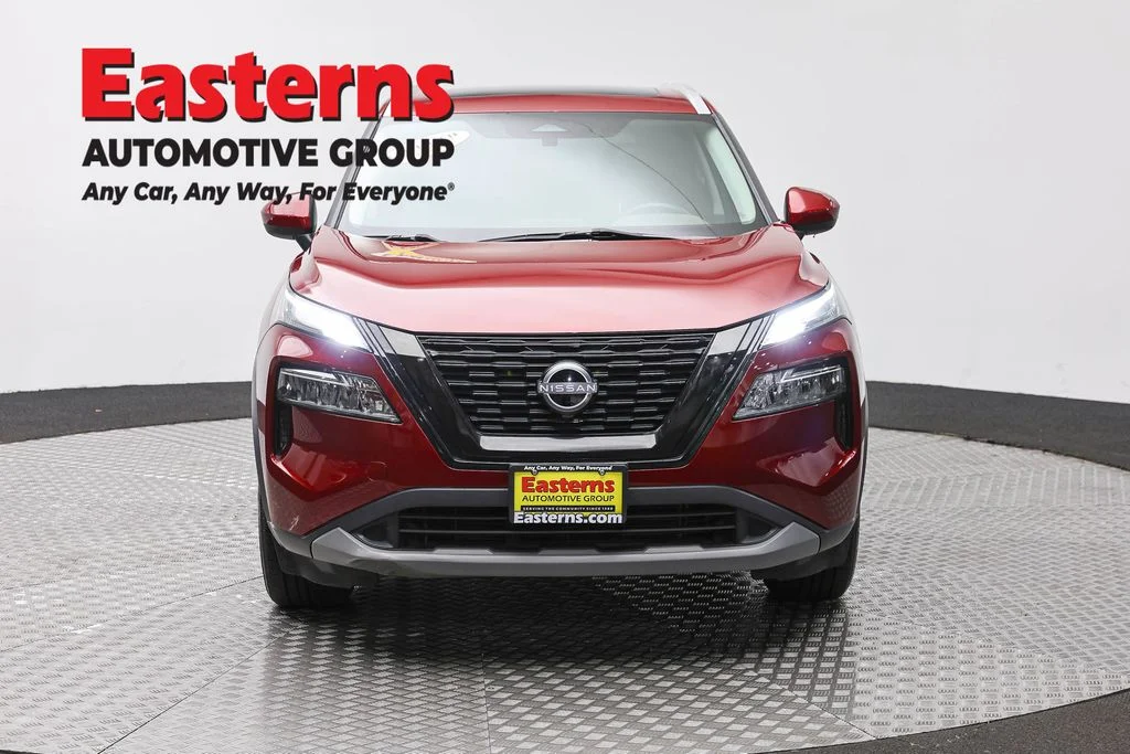 Used 2023 Red Nissan SV image 2