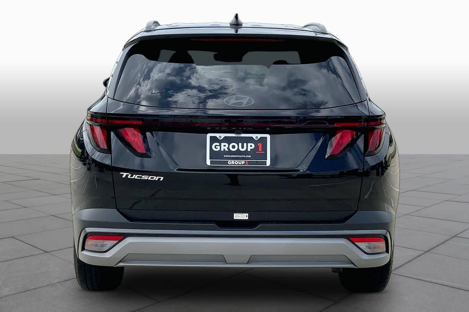 Used 2025 Phantom Black Hyundai SEL image 5