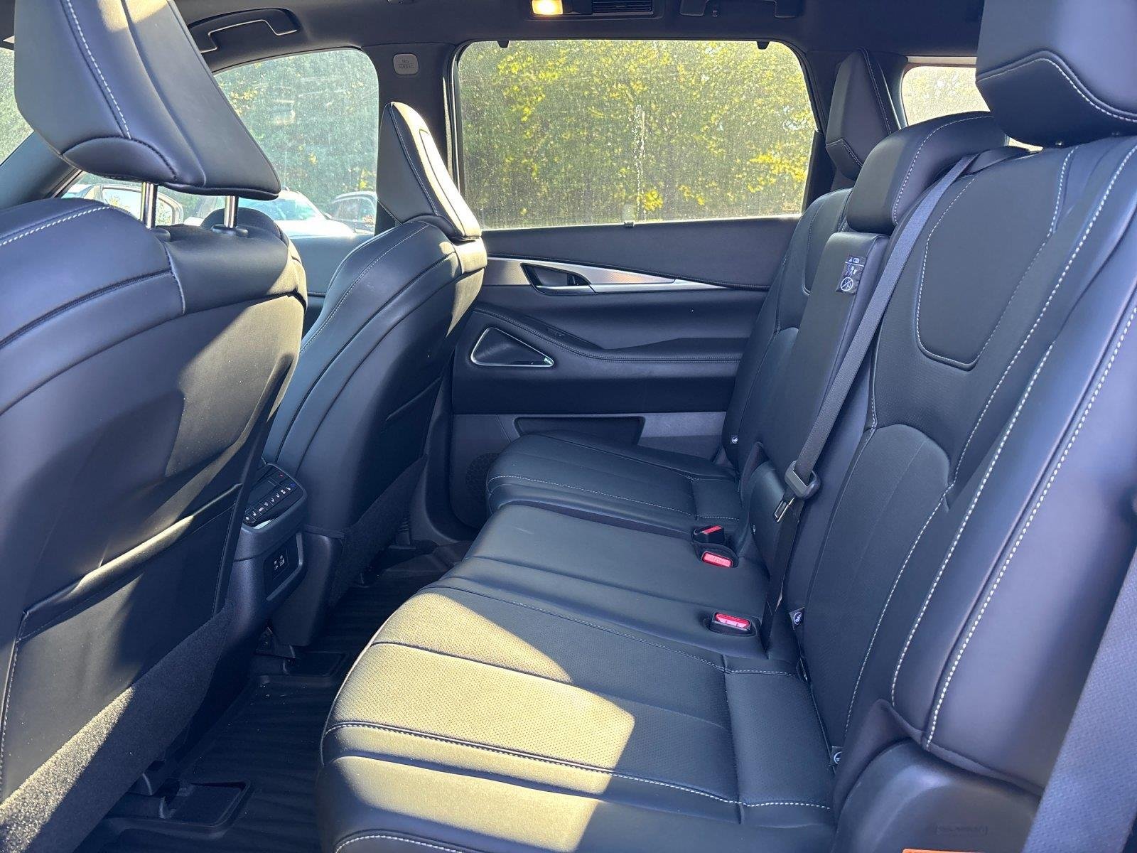 Used 2025 Majestic White INFINITI LUXE image 33