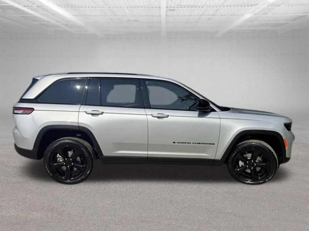 New 2025 Silver Zynith Exterior Paint Jeep Altitude X image 4