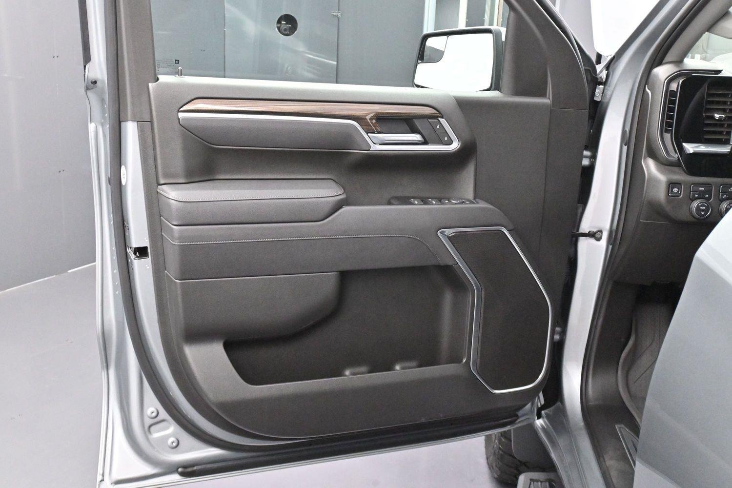 Used 2025 Sterling Gray Metallic Chevrolet LT image 10