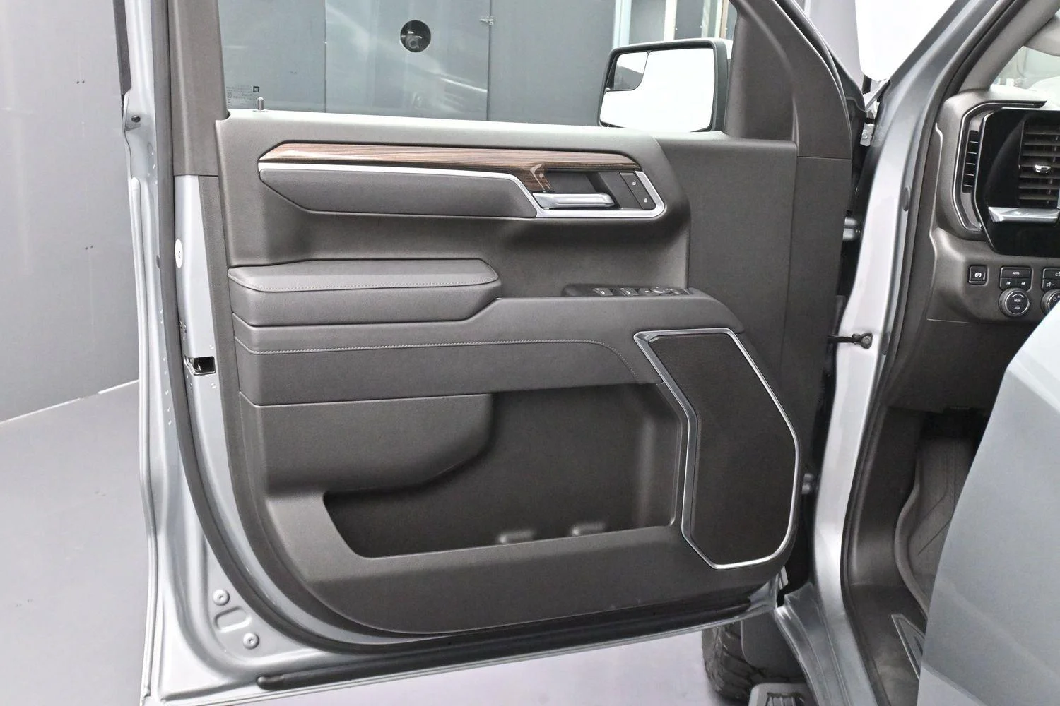 Used 2025 Sterling Gray Metallic Chevrolet LT image 10