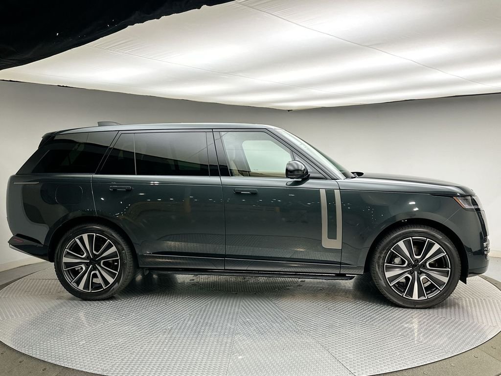 New 2026 Belgravia Green Land Rover SE image 4