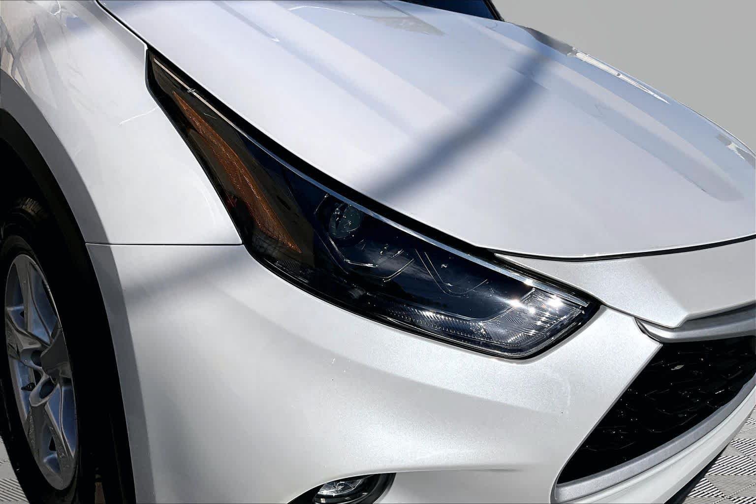 Used 2023 Wind Chill Pearl Toyota LE image 28