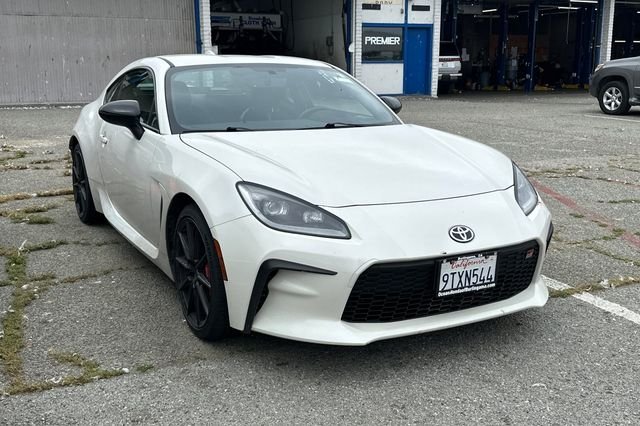 Used 2024  Toyota Premium image 2