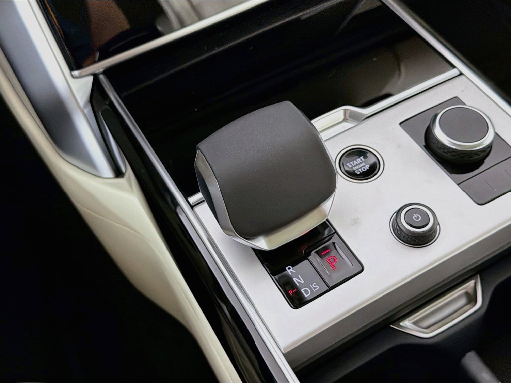 New 2027 Santorini Black Land Rover SE image 17