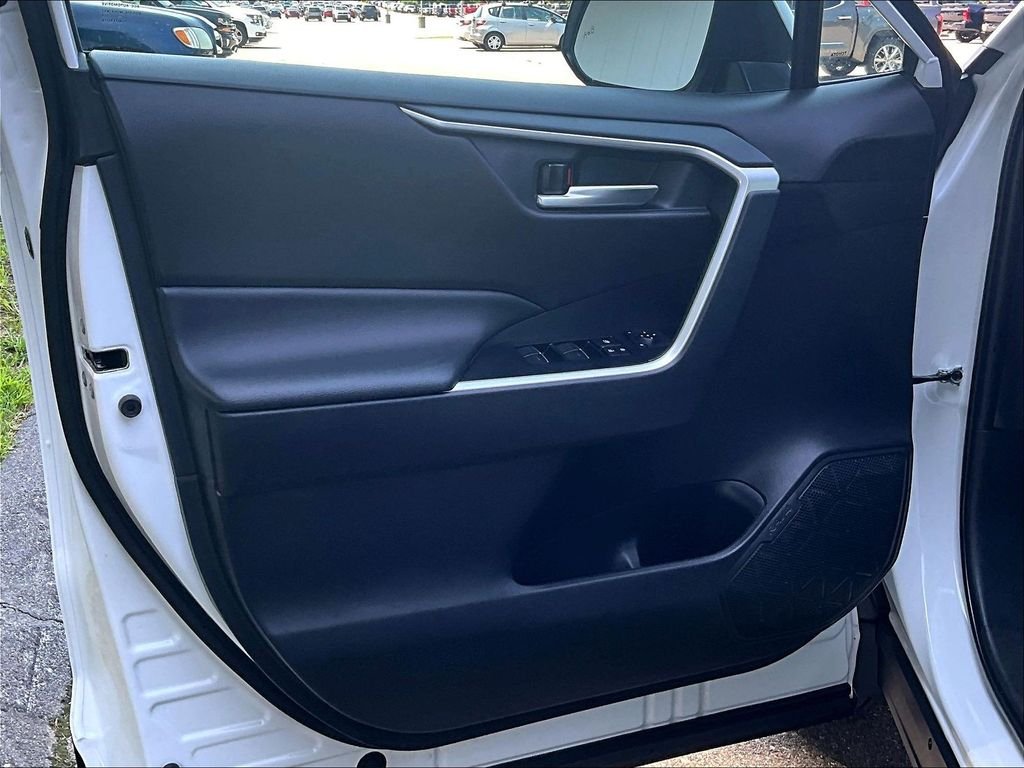 Used 2025 White Toyota XLE image 9