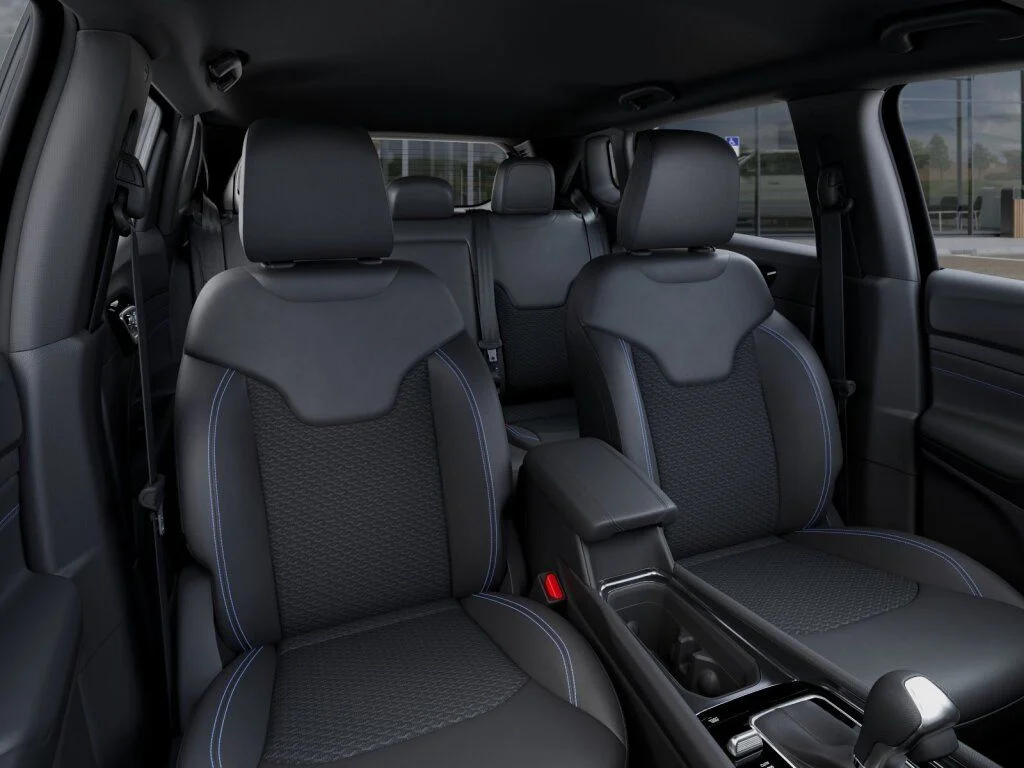 New 2026 Diamond Black Crystal Pearl-Coat Exterior Paint Jeep Latitude image 16
