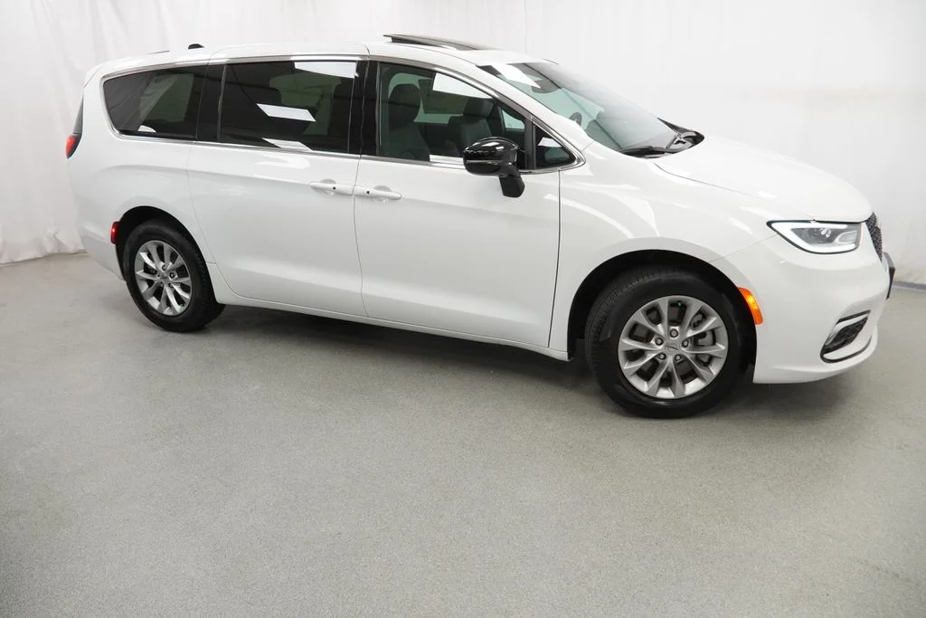 Certified Used 2025 White Chrysler Select image 10