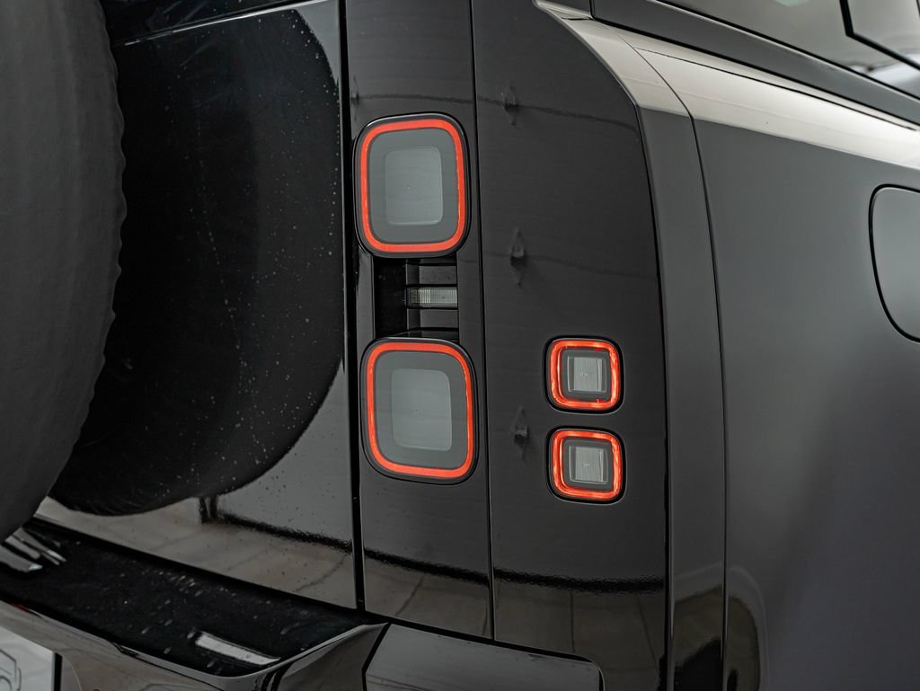 New 2026 Santorini Black Land Rover X-Dynamic SE image 15