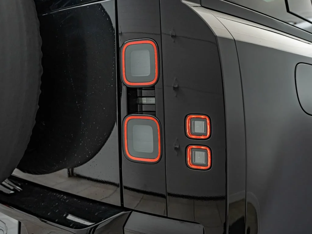 New 2026 Santorini Black Land Rover X-Dynamic SE image 15