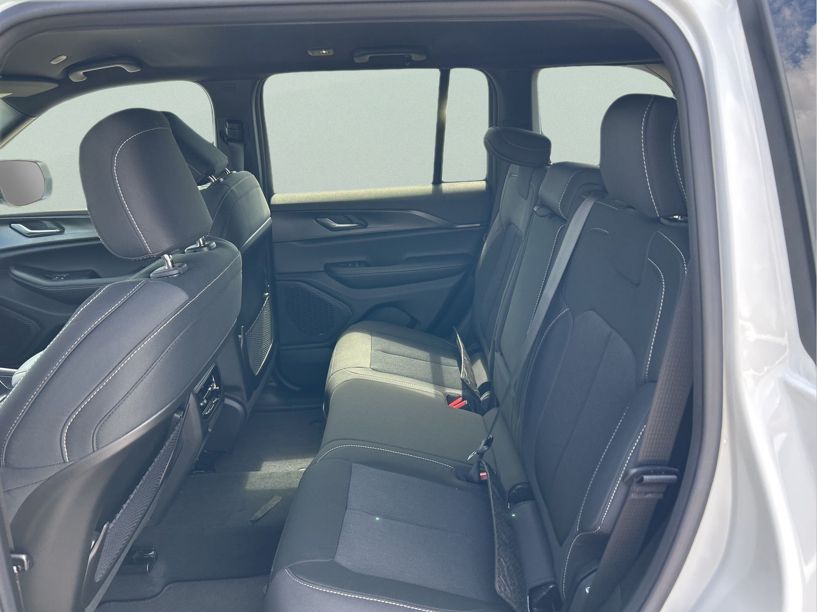 New 2026 Bright White Clear-Coat Exterior Paint Jeep Laredo image 11