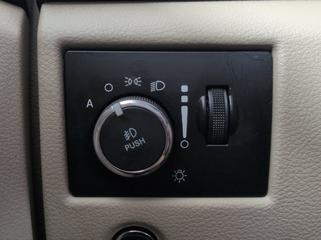 Used 2018 Red Jeep Laredo E image 38