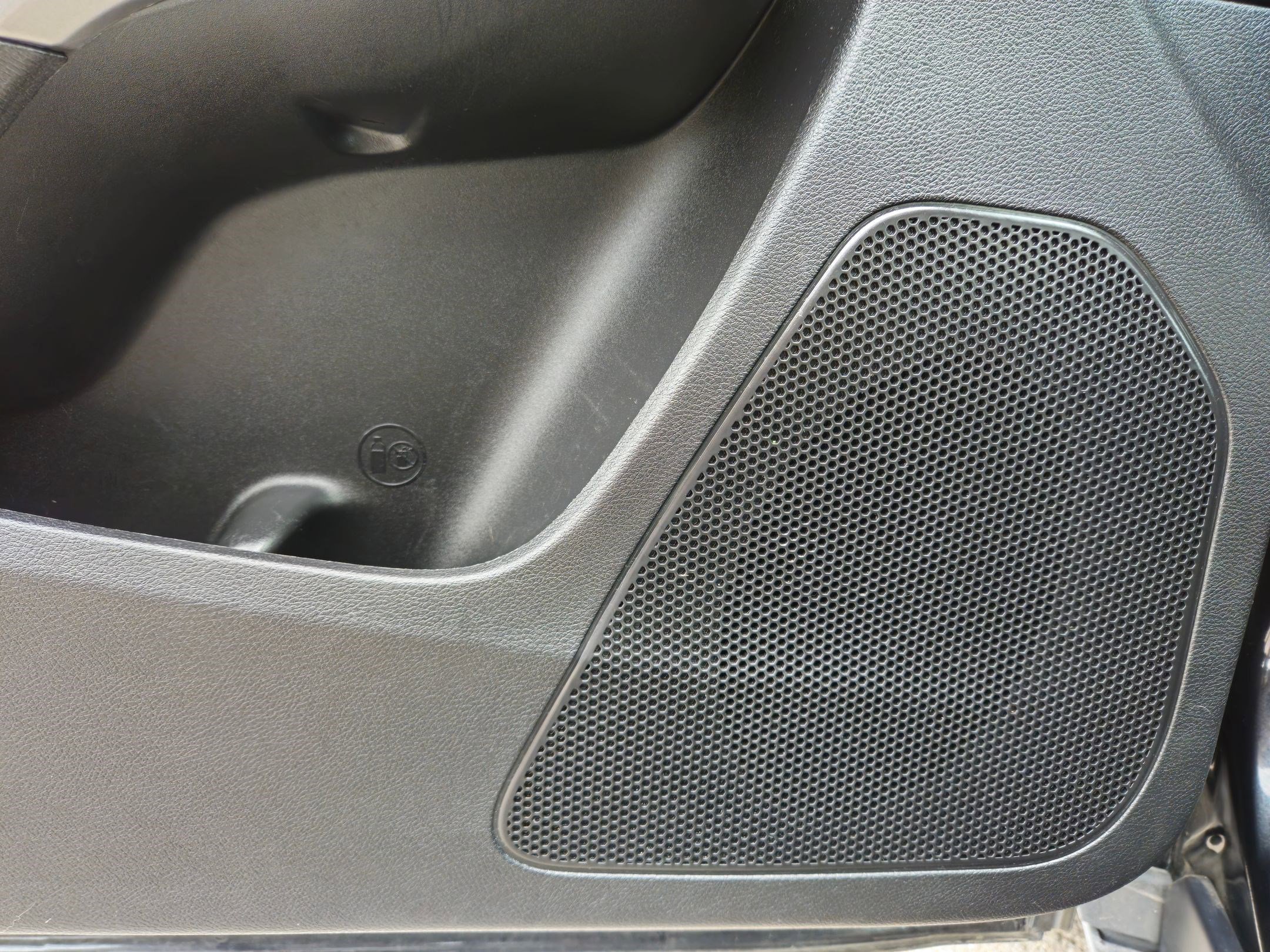 Used 2020 Diamond Black Crystal Pearlcoat Jeep Latitude image 13