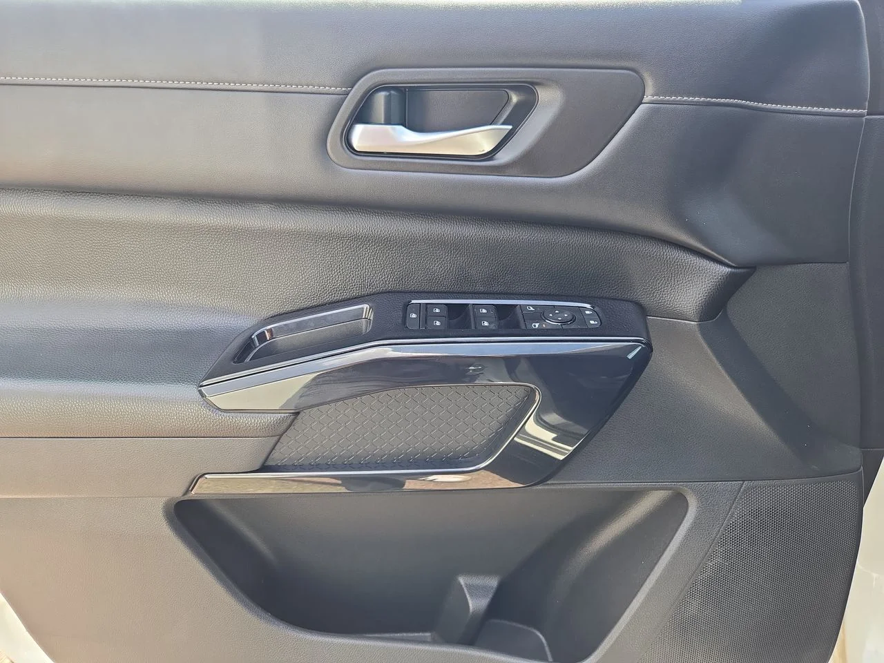 Used 2022 White Nissan S image 15