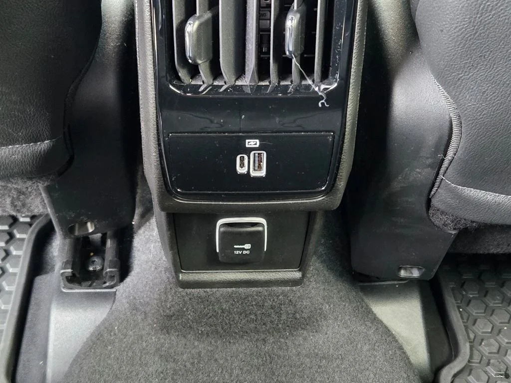 New 2026 Diamond Black Crystal Pearlcoat Jeep Latitude image 17