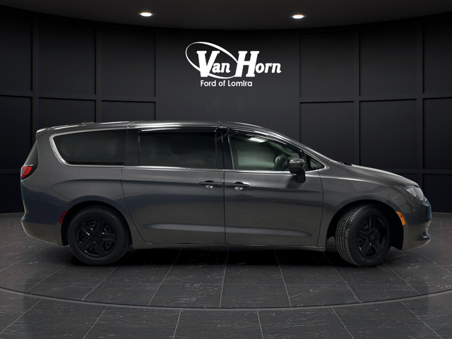 Used 2018 Granite Crystal Metallic Clearcoat Chrysler L image 2