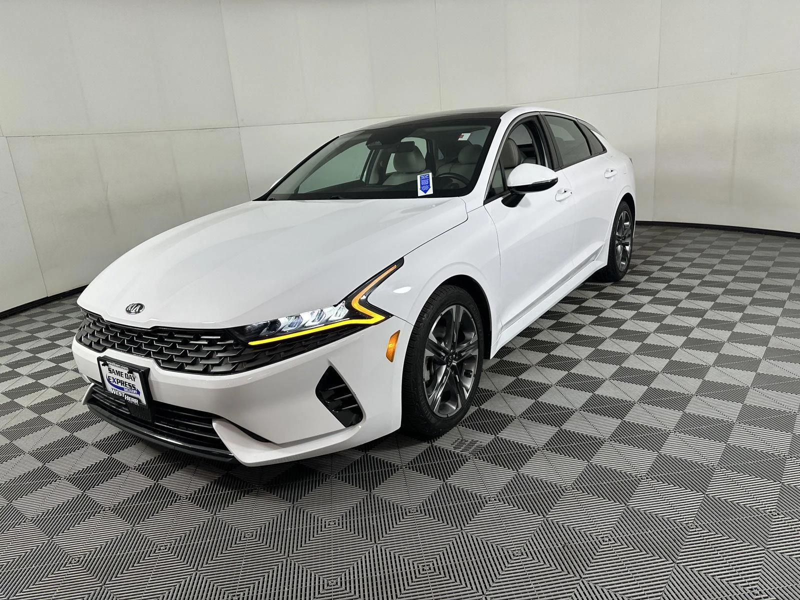 Used 2021 Glacial White Pearl Kia  image 21