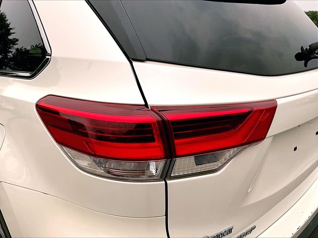 Used 2019 White Toyota XLE image 35