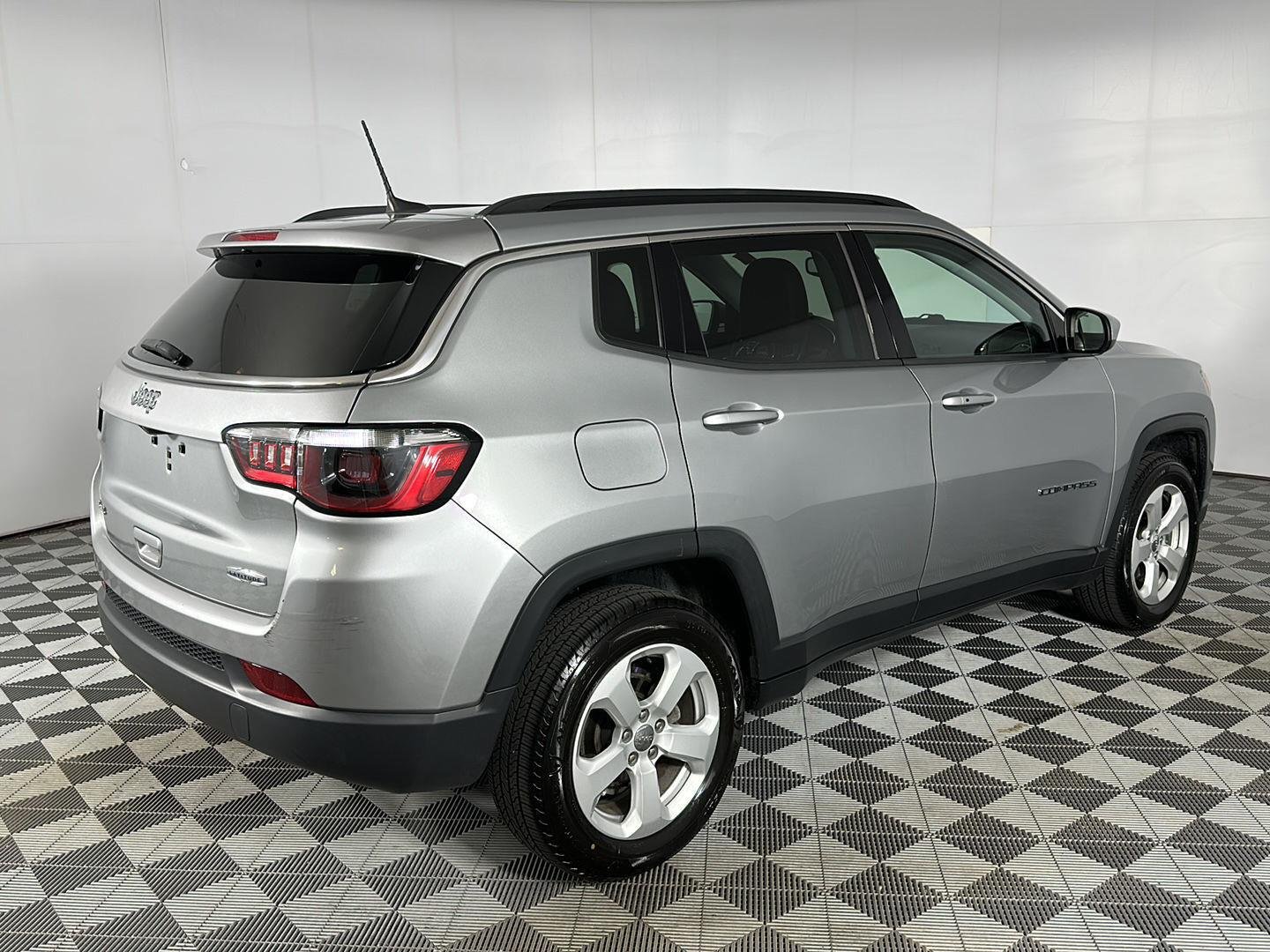 Used 2021 Billet Silver Metallic Clearcoat Jeep Latitude image 25