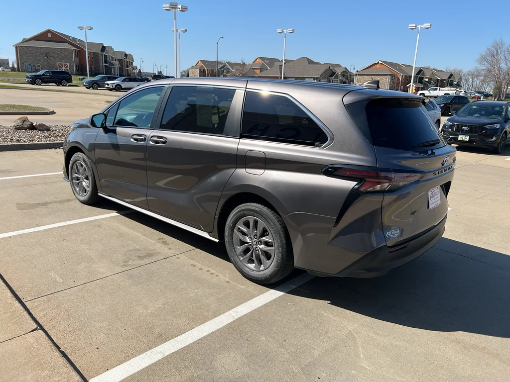 2023 Toyota Sienna LE - Photo 6