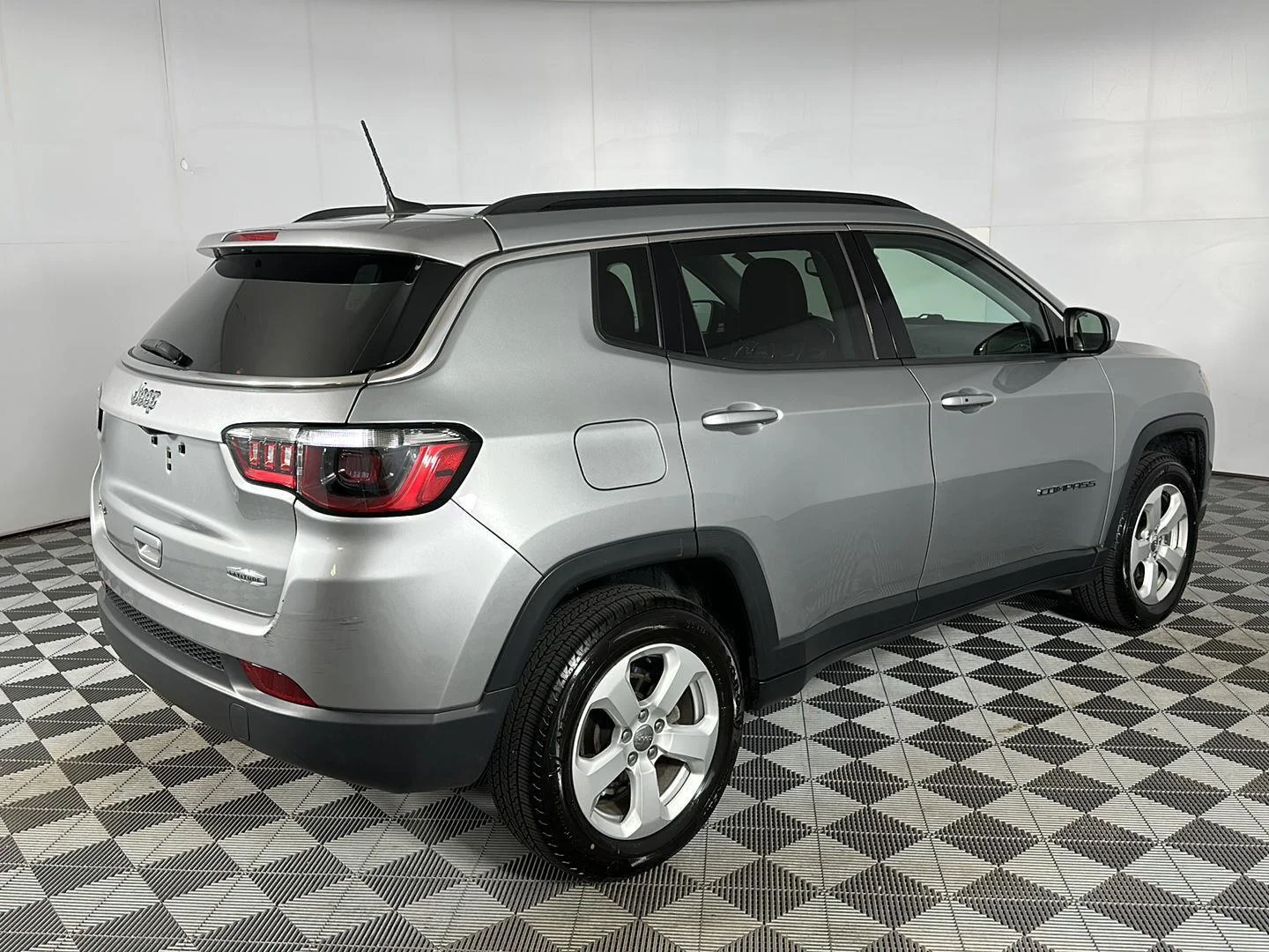 Used 2021 Billet Silver Metallic Clearcoat Jeep Latitude image 25
