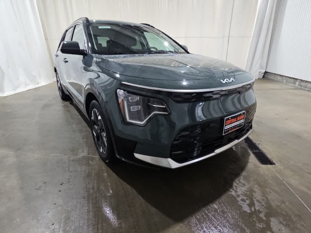 Used 2023 Cityscape Green Kia Wave image 8