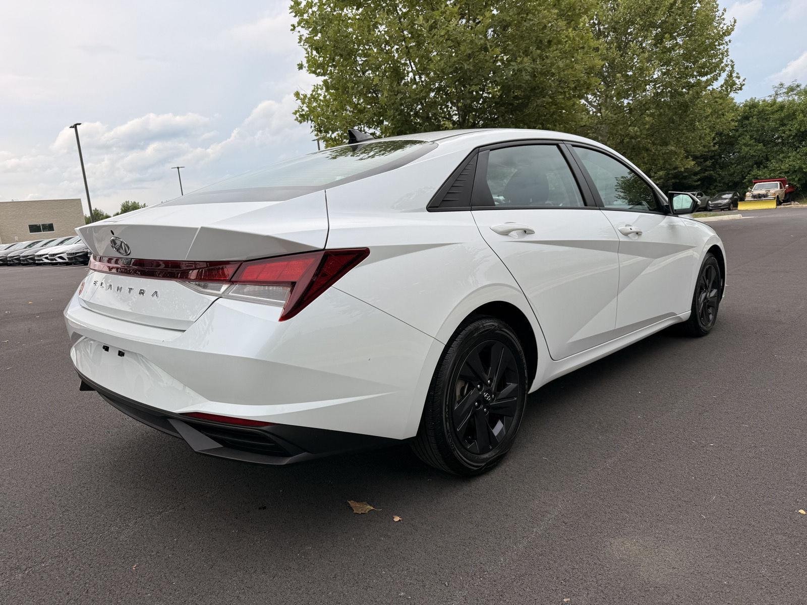 Used 2022 Quartz White Hyundai SEL image 5